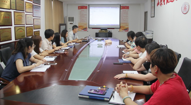 總經(jīng)理李星衛(wèi)為新入職員工講授公司內部經(jīng)營管理機制（網(wǎng)用）.jpg